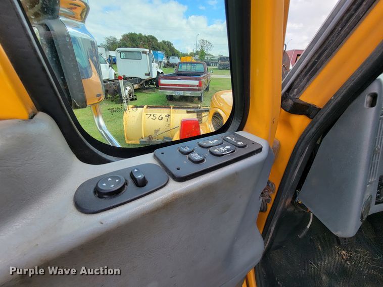 image for item KQ9200 2005 International 7400  Crew Cab dump truck