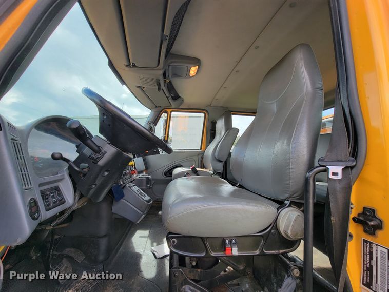 image for item KQ9200 2005 International 7400  Crew Cab dump truck