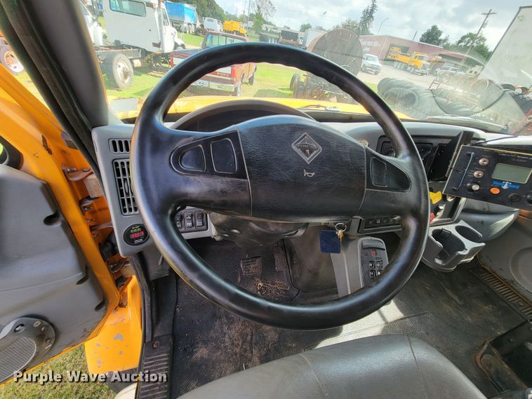 image for item KQ9200 2005 International 7400  Crew Cab dump truck