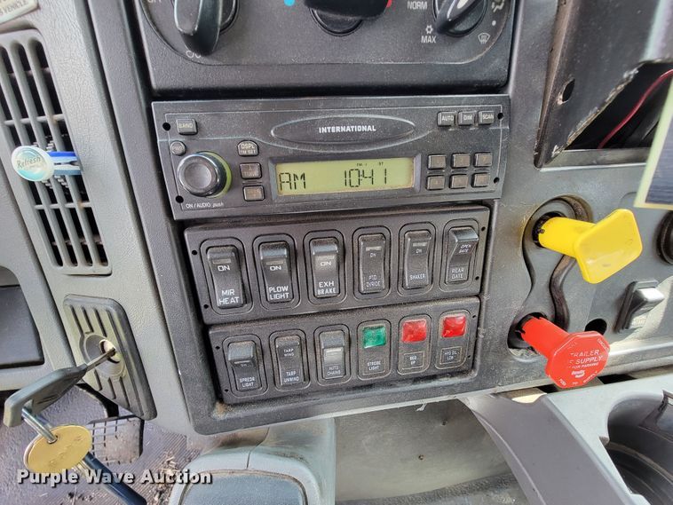 image for item KQ9200 2005 International 7400  Crew Cab dump truck