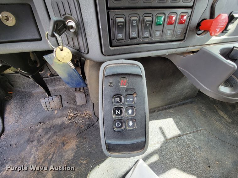 image for item KQ9200 2005 International 7400  Crew Cab dump truck