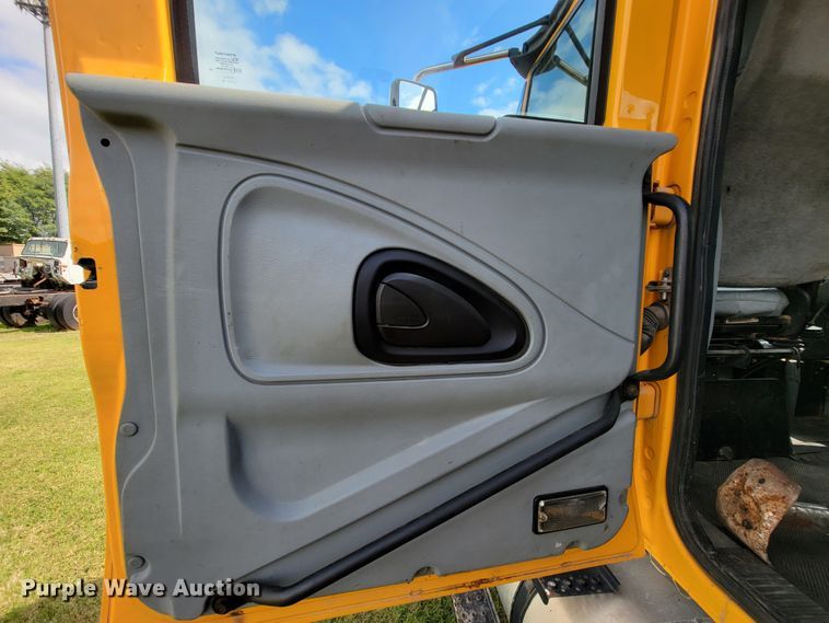 image for item KQ9200 2005 International 7400  Crew Cab dump truck