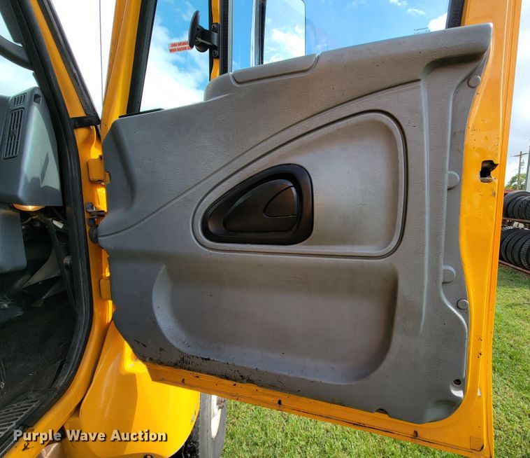 image for item KQ9200 2005 International 7400  Crew Cab dump truck