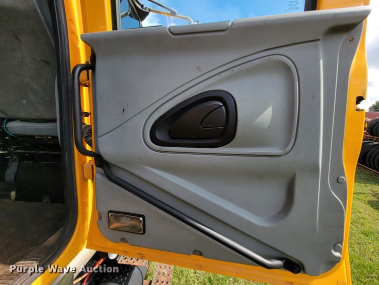 image for item KQ9200 2005 International 7400  Crew Cab dump truck