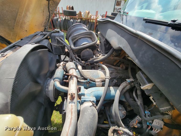 image for item KQ9200 2005 International 7400  Crew Cab dump truck