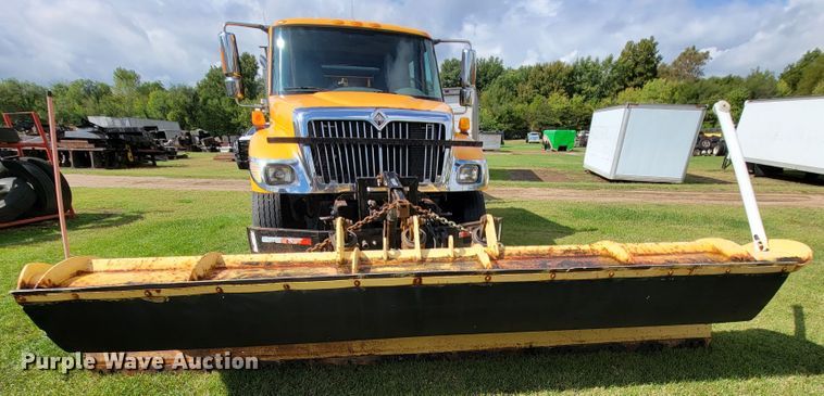 image for item KQ9200 2005 International 7400  Crew Cab dump truck