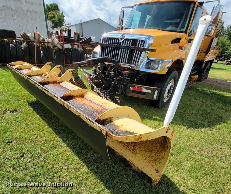 image for item KQ9200 2005 International 7400  Crew Cab dump truck