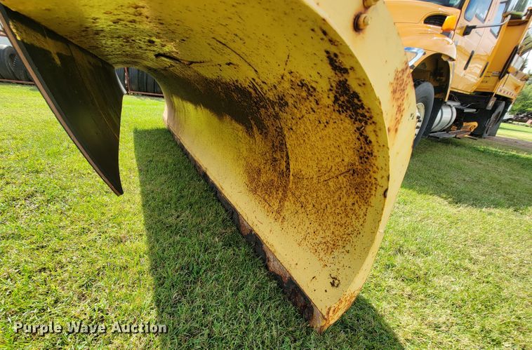 image for item KQ9200 2005 International 7400  Crew Cab dump truck