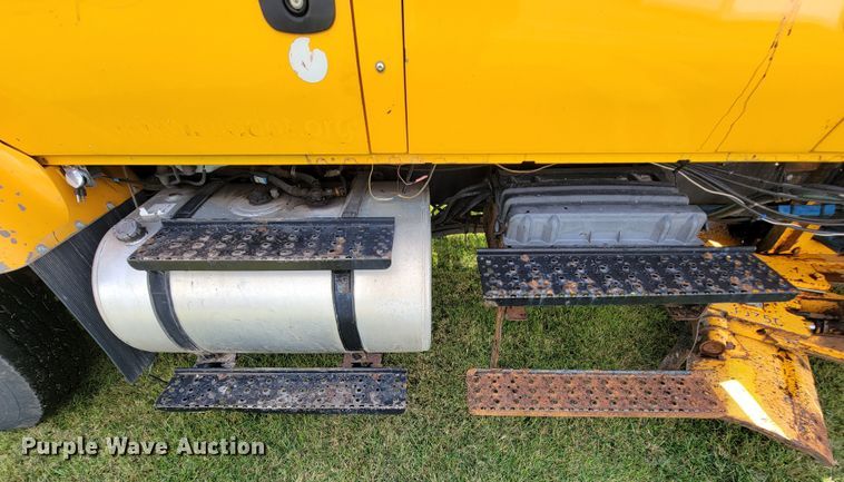 image for item KQ9200 2005 International 7400  Crew Cab dump truck