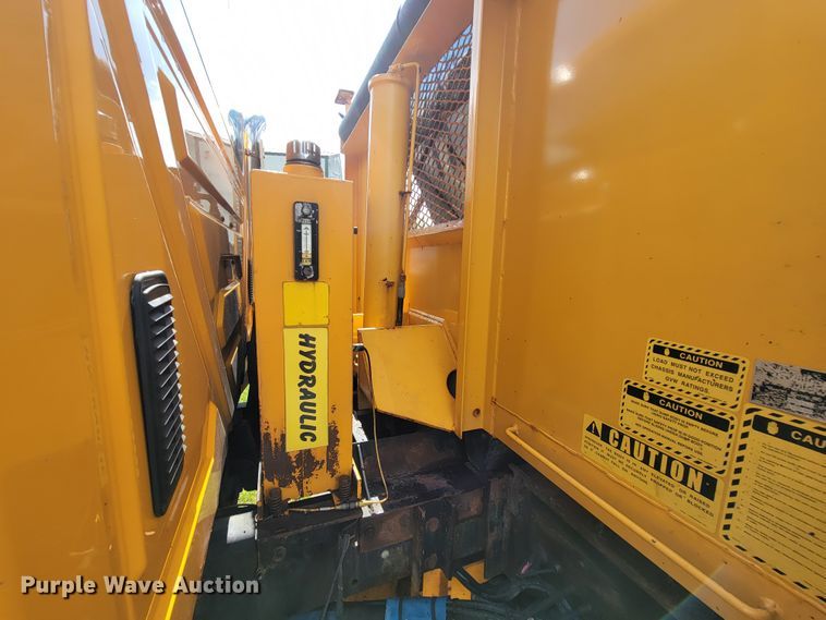 image for item KQ9200 2005 International 7400  Crew Cab dump truck