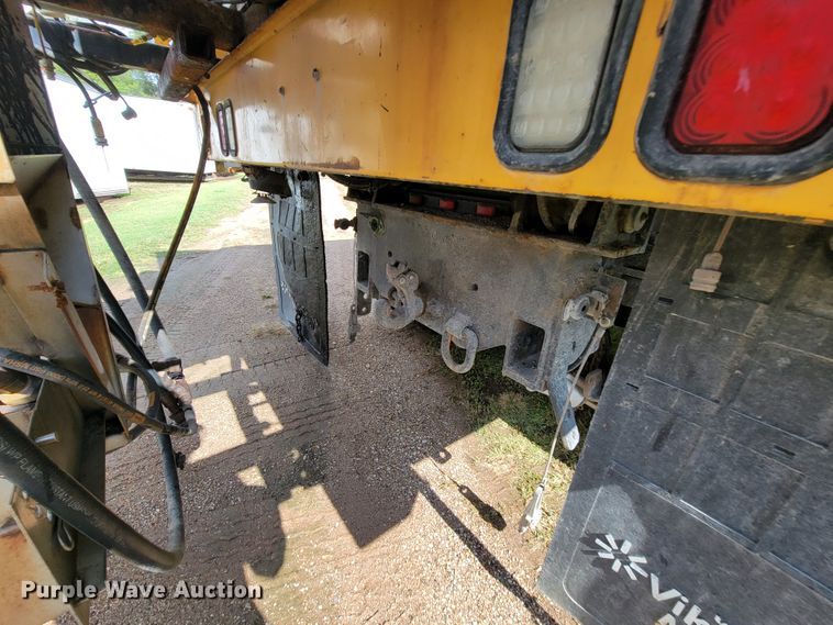 image for item KQ9200 2005 International 7400  Crew Cab dump truck