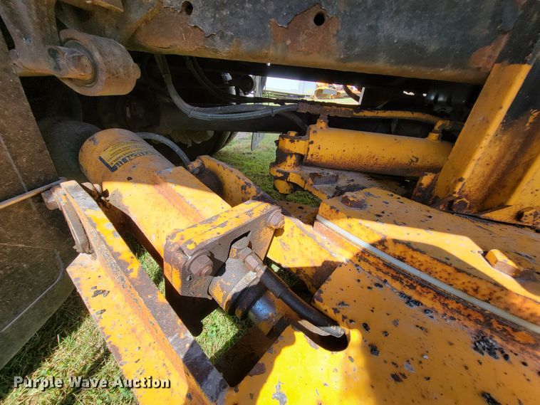 image for item KQ9200 2005 International 7400  Crew Cab dump truck