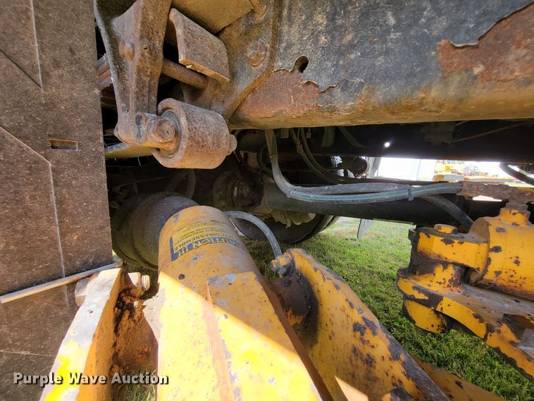 image for item KQ9200 2005 International 7400  Crew Cab dump truck