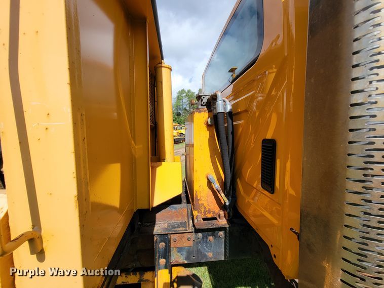 image for item KQ9200 2005 International 7400  Crew Cab dump truck