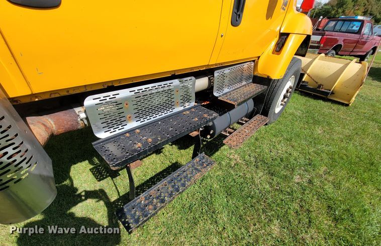 image for item KQ9200 2005 International 7400  Crew Cab dump truck