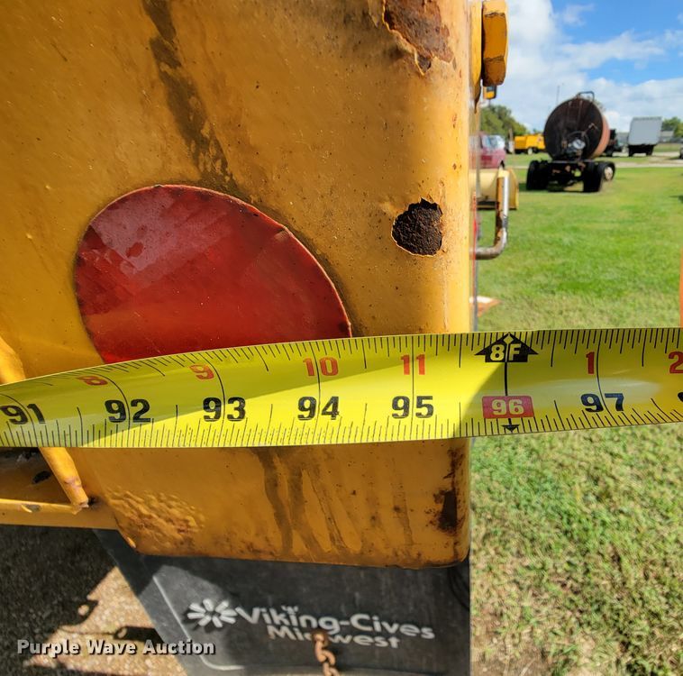 image for item KQ9200 2005 International 7400  Crew Cab dump truck