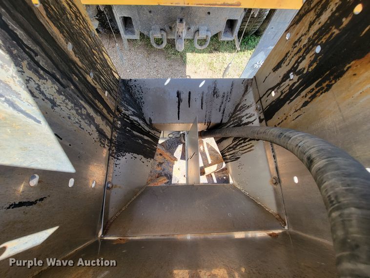 image for item KQ9200 2005 International 7400  Crew Cab dump truck