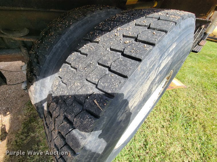 image for item KQ9200 2005 International 7400  Crew Cab dump truck