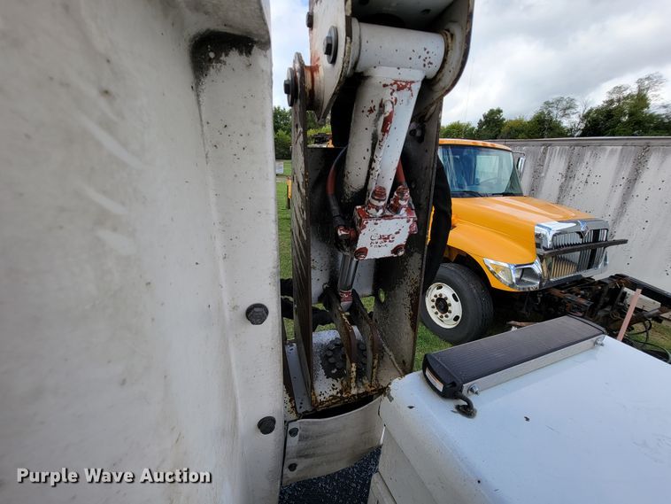 image for item KQ9201 2010 Dodge Ram 5500  bucket truck