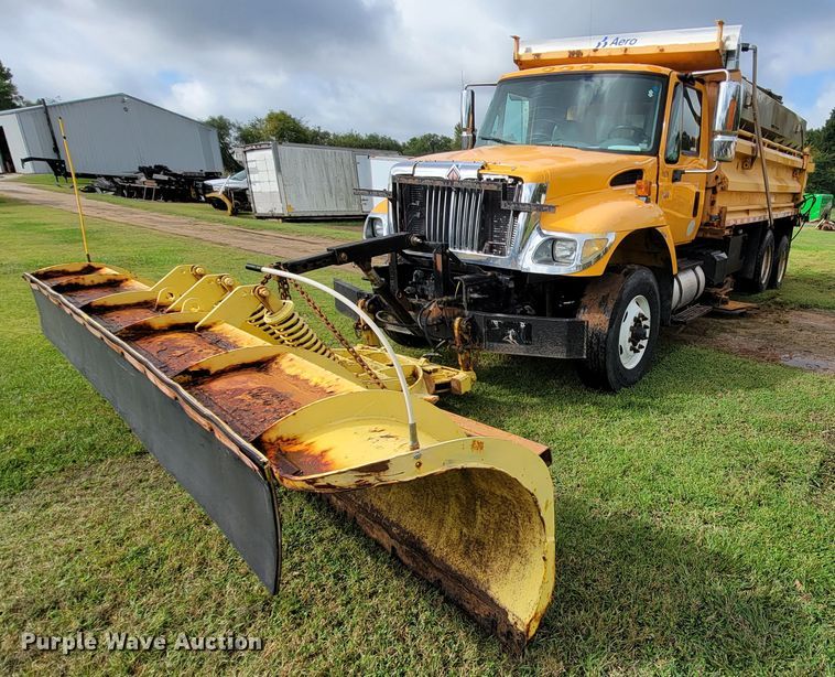 image for item KQ9203 2005 International 7400  dump truck