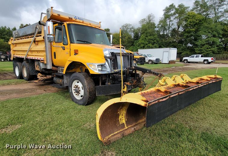 image for item KQ9203 2005 International 7400  dump truck