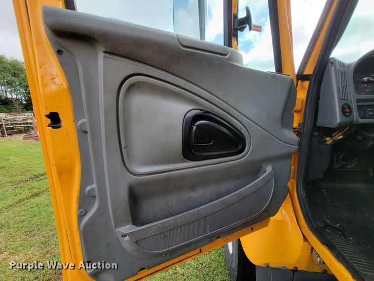 image for item KQ9203 2005 International 7400  dump truck