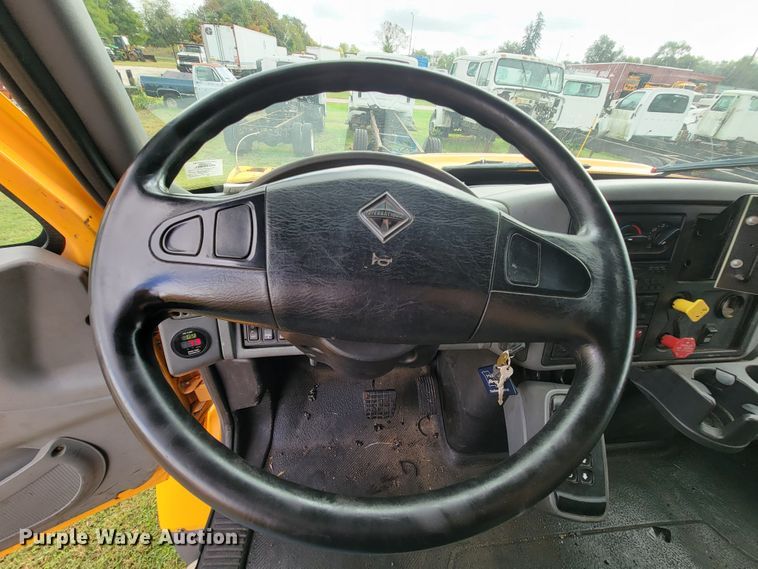 image for item KQ9203 2005 International 7400  dump truck