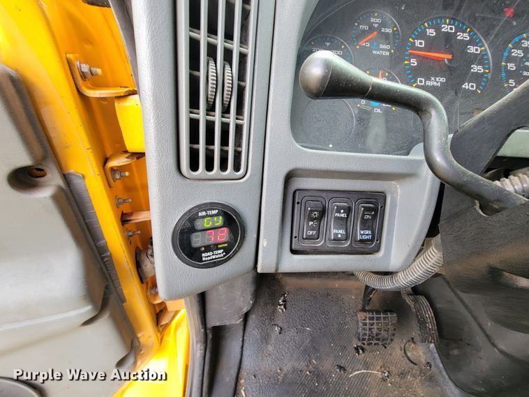 image for item KQ9203 2005 International 7400  dump truck