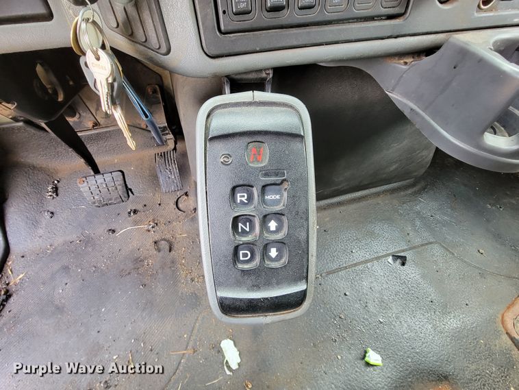 image for item KQ9203 2005 International 7400  dump truck