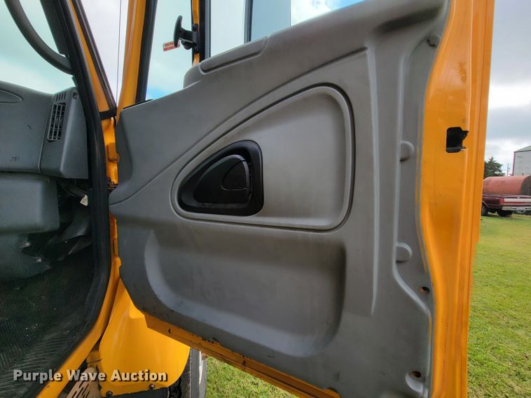 image for item KQ9203 2005 International 7400  dump truck