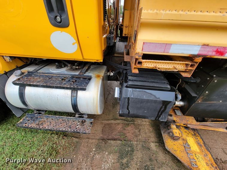 image for item KQ9203 2005 International 7400  dump truck