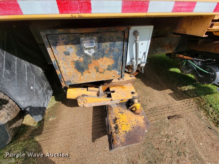 image for item KQ9203 2005 International 7400  dump truck