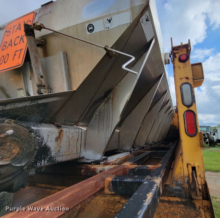 image for item KQ9203 2005 International 7400  dump truck