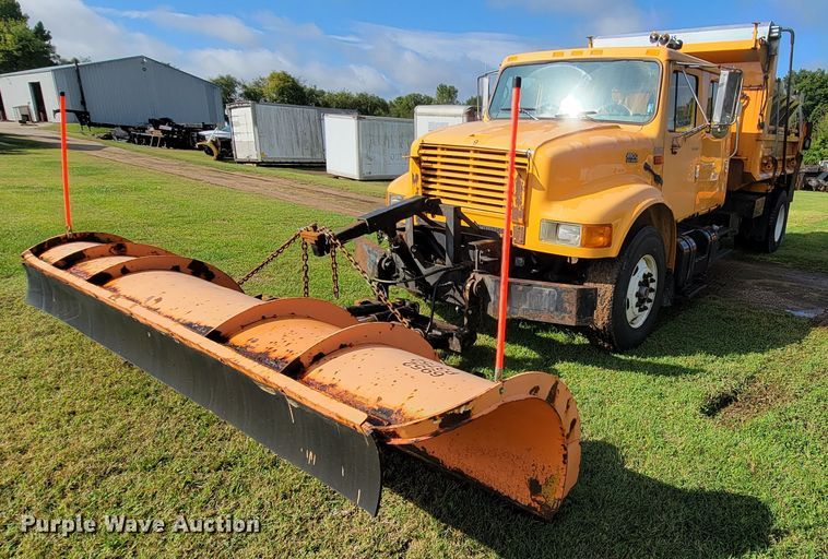 image for item KQ9204 2002 International 4900  Crew Cab dump truck