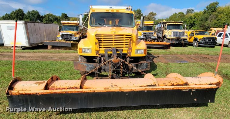 image for item KQ9204 2002 International 4900  Crew Cab dump truck
