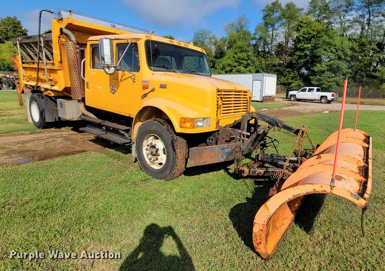image for item KQ9204 2002 International 4900  Crew Cab dump truck