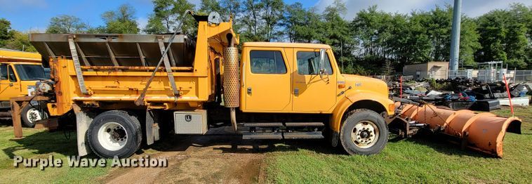 image for item KQ9204 2002 International 4900  Crew Cab dump truck