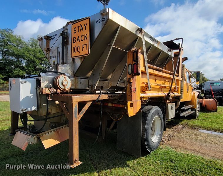 image for item KQ9204 2002 International 4900  Crew Cab dump truck