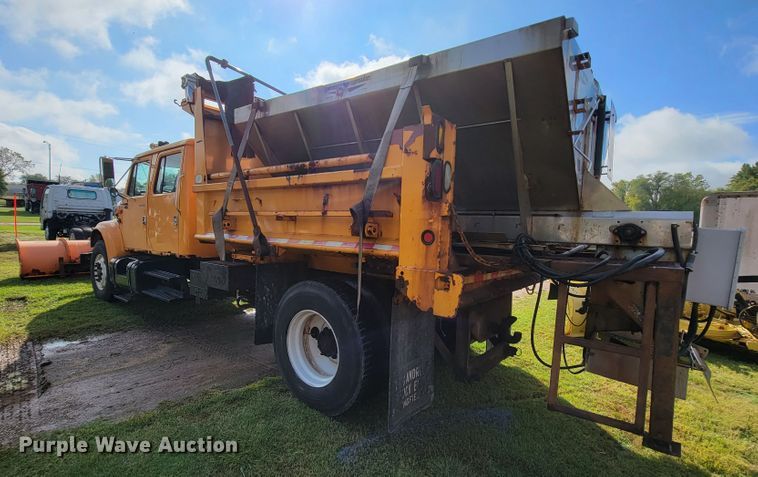 image for item KQ9204 2002 International 4900  Crew Cab dump truck