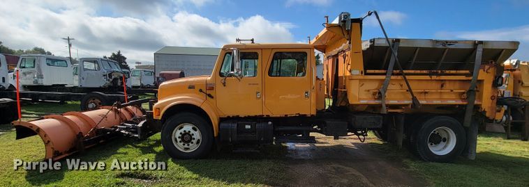 image for item KQ9204 2002 International 4900  Crew Cab dump truck