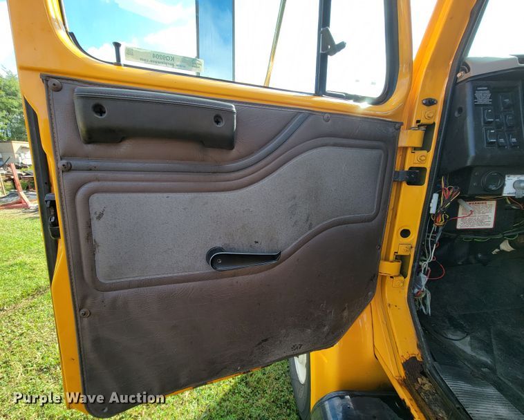 image for item KQ9204 2002 International 4900  Crew Cab dump truck