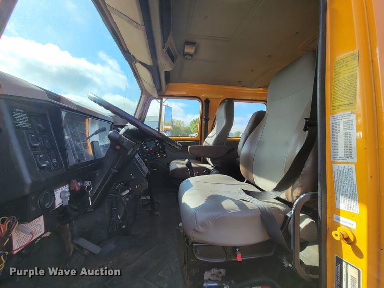 image for item KQ9204 2002 International 4900  Crew Cab dump truck