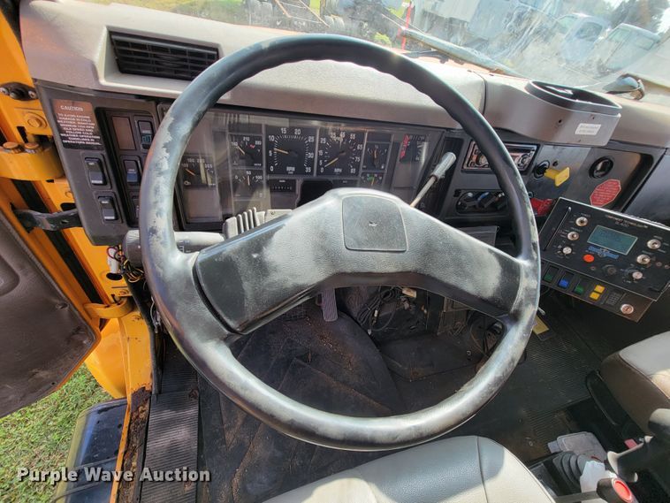 image for item KQ9204 2002 International 4900  Crew Cab dump truck