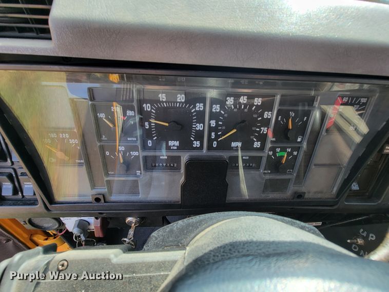 image for item KQ9204 2002 International 4900  Crew Cab dump truck