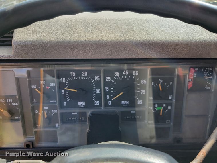 image for item KQ9204 2002 International 4900  Crew Cab dump truck