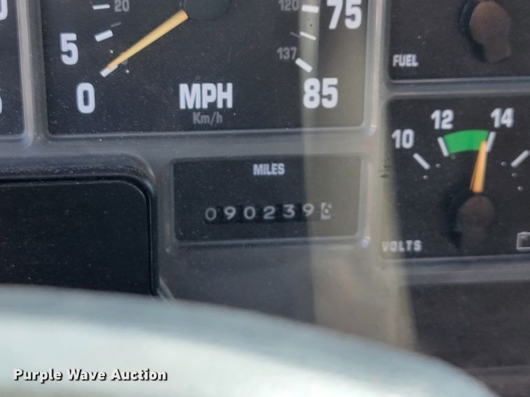 image for item KQ9204 2002 International 4900  Crew Cab dump truck