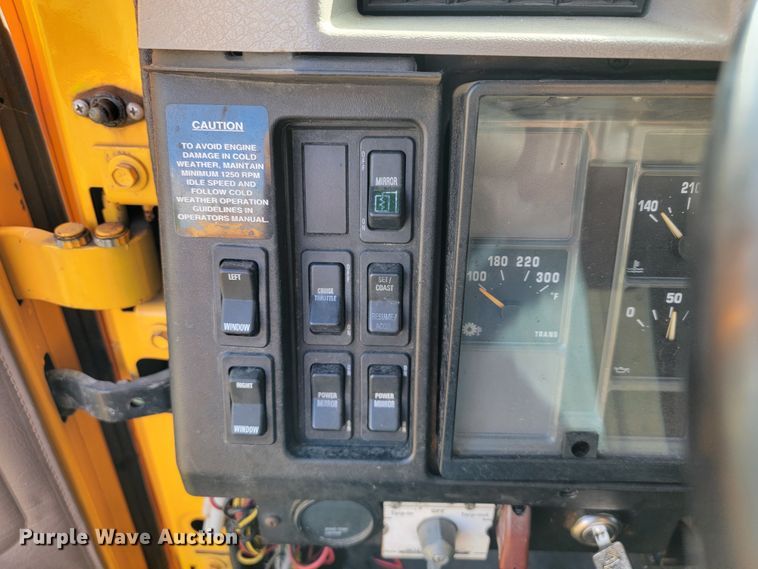 image for item KQ9204 2002 International 4900  Crew Cab dump truck