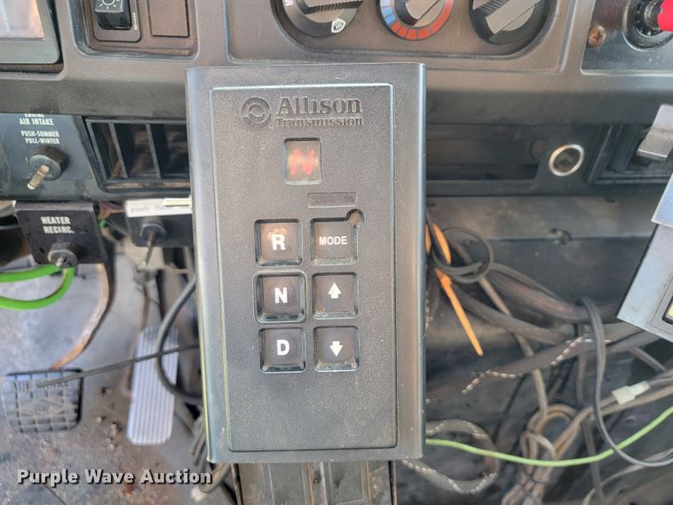 image for item KQ9204 2002 International 4900  Crew Cab dump truck