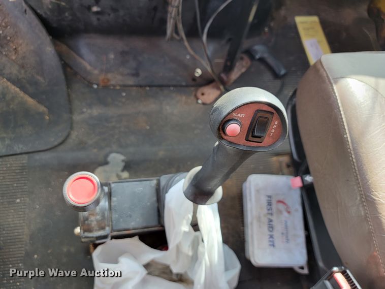 image for item KQ9204 2002 International 4900  Crew Cab dump truck