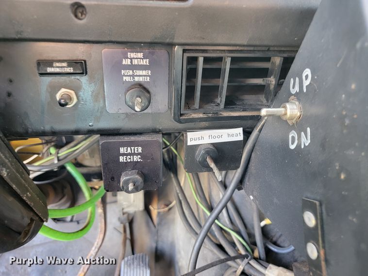 image for item KQ9204 2002 International 4900  Crew Cab dump truck